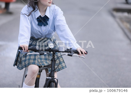 自転車に乗る女子高生 自転車に乗る女子高生 100679146