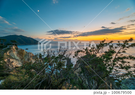 静岡西伊豆　黄金崎公園からの夕暮れの景色 100679500