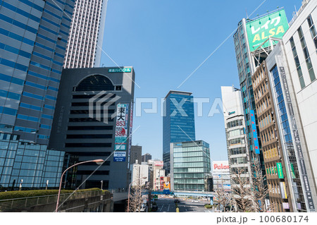 新宿駅の景色　予備校などのビル　ビックカメラの横から　春の青空　東京都新宿区 100680174