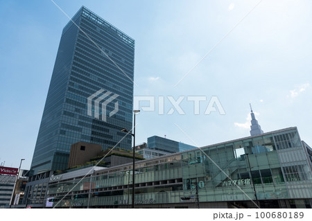 新宿駅南口の景色　バスタ新宿、NEWoMan新宿、JR新宿ミライナタワー　春の青空　東京都新宿区 100680189