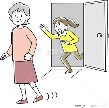 認知症によりひとりで出かけてしまうシニア女性 100680826