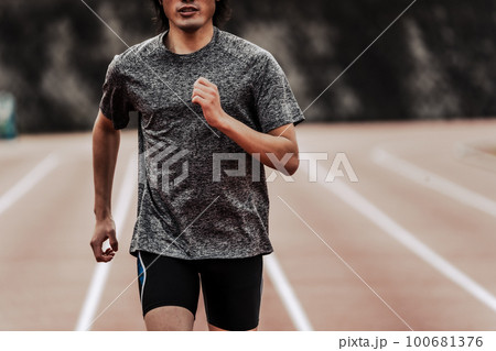 陸上競技のトラックの直線を走る男性ランナー 陸上競技のトラックの直線を走る男性ランナー 100681376
