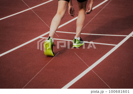 陸上競技のトラックでスタートラインにつくランナー 100681601