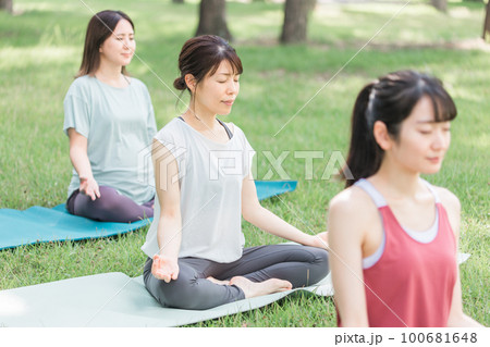 健康・ダイエットのため公園でヨガ教室・ヨガ・ピラティスをする女性達 100681648
