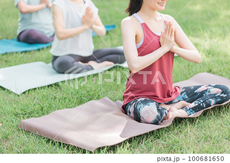 健康・ダイエットのため公園でヨガ教室・ヨガ・ピラティスをする女性達 健康・ダイエットのため公園でヨガ教室・ヨガ・ピラティスをする女性達 100681650