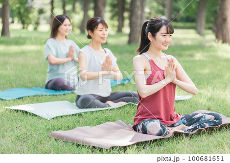 健康・ダイエットのため公園でヨガ教室・ヨガ・ピラティスをする女性達 健康・ダイエットのため公園でヨガ教室・ヨガ・ピラティスをする女性達 100681651