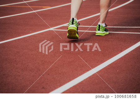 ランナー　陸上競技　スタート 100681658