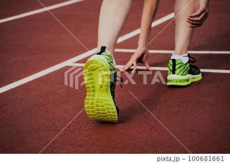 陸上競技のトラックでスタートラインにつくランナー 陸上競技のトラックでスタートラインにつくランナー 100681661