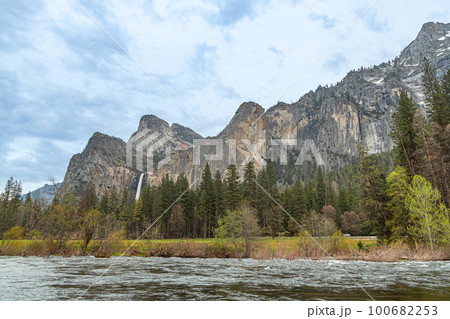 Yosemite Lower Falls. 100682253