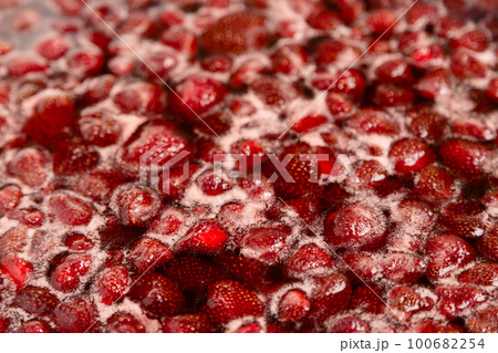 Boiling homemade strawberry jam. 100682254
