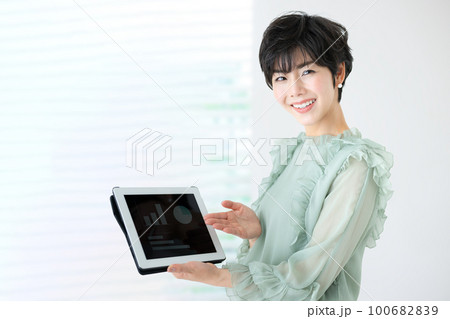 ビジネスで使いやすい営業やグラフを紹介やお勧めする女性 100682839
