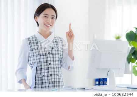 医療　医療事務員のポートレート 100682944