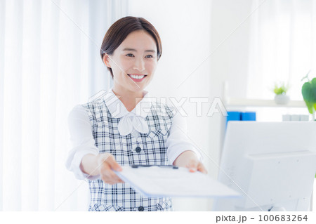 医療　医療事務員のポートレート 100683264