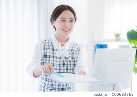 医療　医療事務員のポートレート 100683265