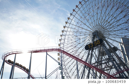 晴れた空と観覧車 100683459