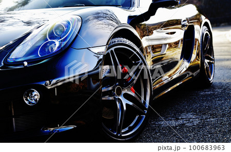 艶々の黒いスポーツカー 艶々の黒いスポーツカー 100683963