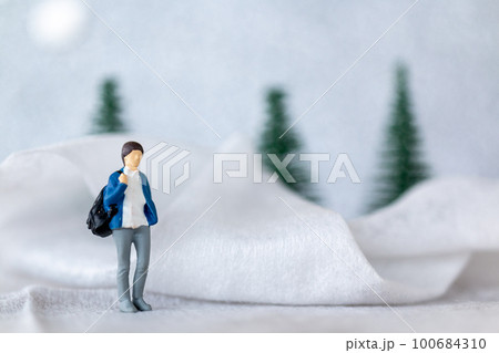 Miniature people woman Travel in winter time 100684310