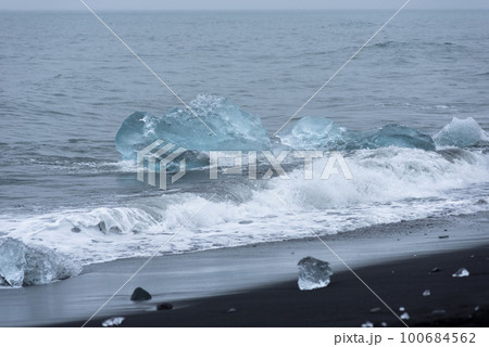 Icebergs on Diamond beach, Jokulsarlon, Iceland 100684562