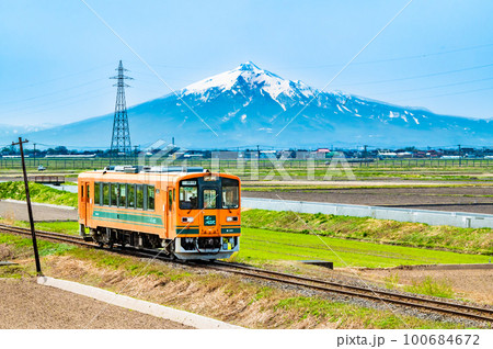 津軽鉄道 岩木山をバックに津軽平野を走る列車 ~大沢内-深郷田~ 津軽鉄道 岩木山をバックに津軽平野を走る列車 ~大沢内-深郷田~ 100684672