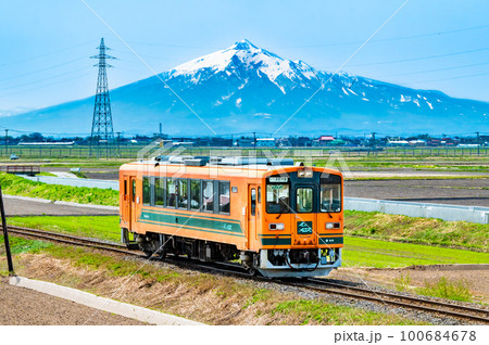 津軽鉄道　岩木山をバックに津軽平野を走る列車　～大沢内-深郷田～ 100684678
