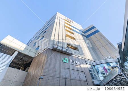 東京都渋谷区恵比寿　快晴のJR恵比寿駅西口 100684925