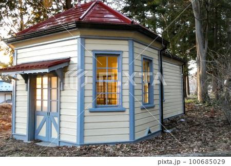 写真 宮沢賢治が通っていた頃の盛岡高等農林学校の門番所 国指定重要文化財 写真 宮沢賢治が通っていた頃の盛岡高等農林学校の門番所 国指定重要文化財 100685029