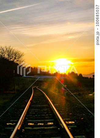 写真　夕陽が線路を黄金に輝かせる　イーハトーブの銀河鉄道 100685037
