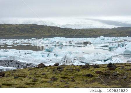 Floating icebergs melting in Fjallsarlon glacier lake, Iceland Floating icebergs melting in Fjallsarlon glacier lake, Iceland 100685620