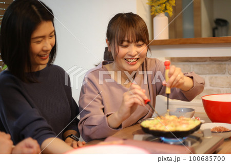 たこ焼きを作る女性 たこ焼きを作る女性 100685700