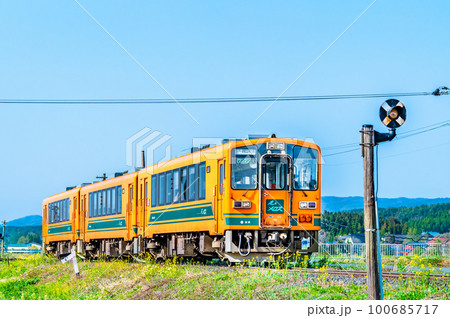 津軽鉄道　津軽平野を走る列車　～飯詰駅付近～ 100685717