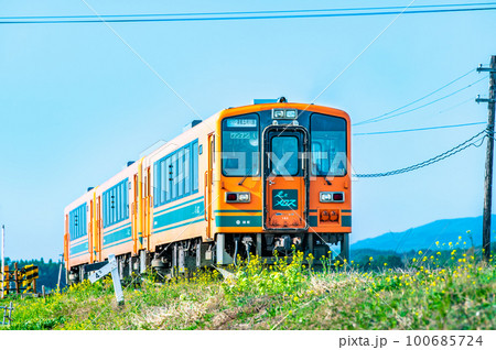 津軽鉄道 津軽平野を走る列車 ~飯詰駅付近~ 津軽鉄道 津軽平野を走る列車 ~飯詰駅付近~ 100685724