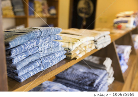 温泉施設で貸してくれるいろいろな種類の浴衣 100685969