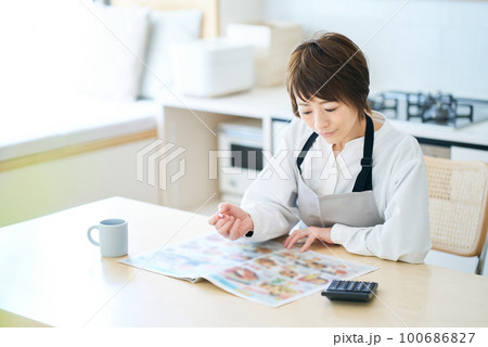 食料品の広告を見る女性 食料品の広告を見る女性 100686827
