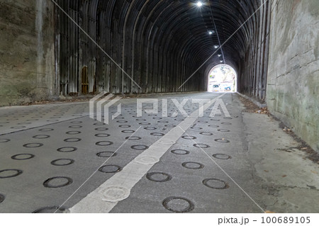 薄暗くて古めかしいトンネル 100689105