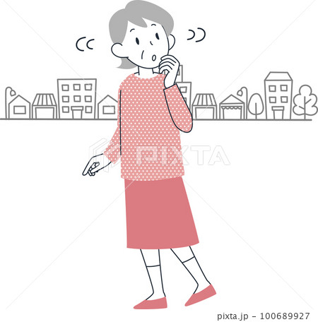 認知症のため場所が分からなくなって戸惑うシニア女性 100689927