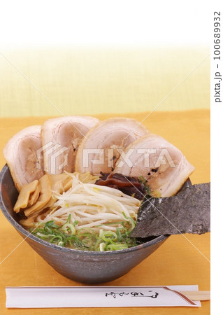 豚骨ラーメン　チャーシュー　海苔　メンマ　もやし　ネギ 100689932