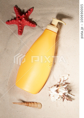 Summer sunscreen cream. Beach holiday cosmetics. Summer sunscreen cream. Beach holiday cosmetics. 100690005