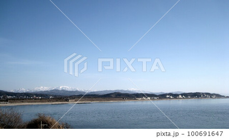 緑の山脈と白の山脈と青空と日本海 100691647