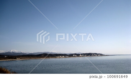 緑の山脈と白の山脈と青空と日本海 100691649