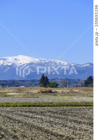 春を待つ蔵王と宮城の田園地帯 100693196