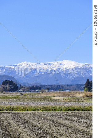 春を待つ蔵王と宮城の田園地帯 100693199