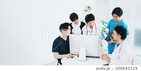 ミーティングする医療従事者 医師 看護師 ミーティングする医療従事者 医師 看護師 100693529
