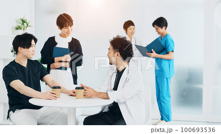 会話する医療従事者のグループ　医師　看護師 100693536