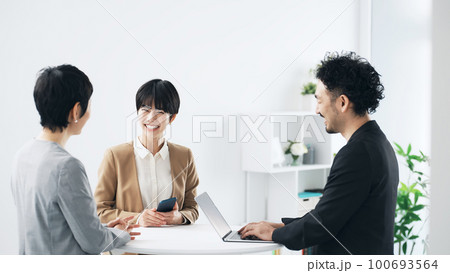 オフィスでミーティングするグループ オフィスでミーティングするグループ 100693564