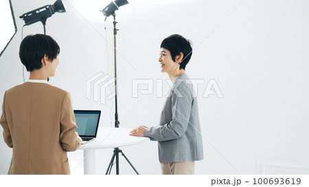 インタビューする女性 100693619