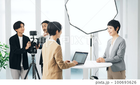 インタビュー収録　カメラマン 100693626