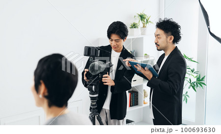 インタビュー収録　カメラマン 100693630