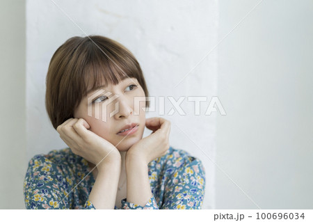ショートヘアの若い女性 悩む 考える イメージ ショートヘアの若い女性 悩む 考える イメージ 100696034