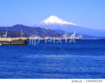 ＜静岡市清水＞清水港からみた興津ふ頭越しの富士山 100696569