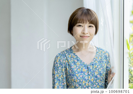 カメラ目線で笑顔の若い女性 ポートレート カメラ目線で笑顔の若い女性 ポートレート 100698701